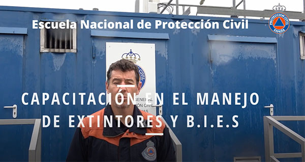 Exposición del curso por un docente de la Escuela Nacional de Protección Civil